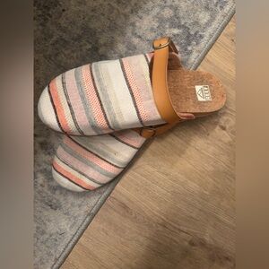 Worn Once! 🌊 Reef Clogs
